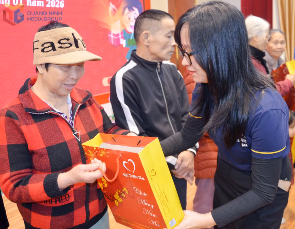 Đại diện Quỹ Thiện tâm (Tập đoàn Vingroup) trao tặng quà Tết cho người có hoàn cảnh khó khăn tại phường Hà An, tháng 1/2021.