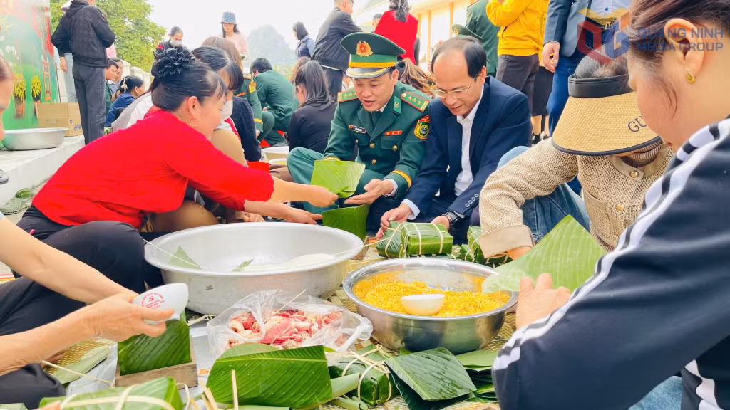 CBCS Đồn Biên phòng cùng cán bộ, nhân dân địa phương gói bánh chưng làm quà tặng các bà con có hoàn cảnh khó khăn khu Sơn Dương, phường Hoành Bồ.