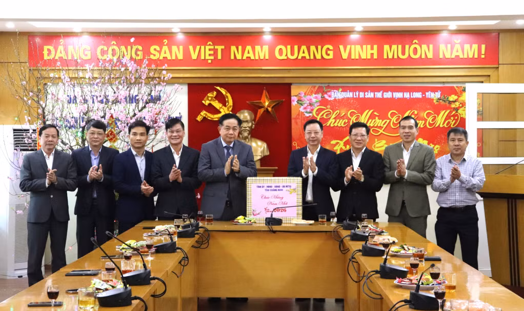Phó Chủ tịch UBND tỉnh Lê Văn Ánh trao quà, chúc Tết tập thể cán bộ Ban Quản lý Di sản thế giới Vịnh Hạ Long.