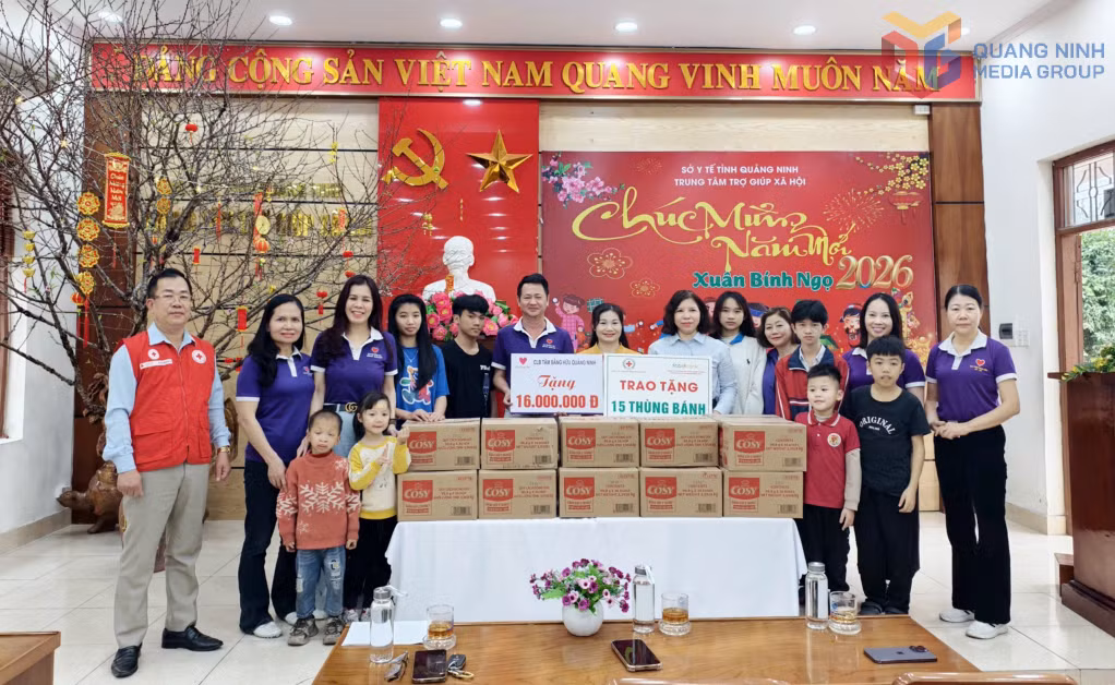 Hội Chữ thập đỏ tỉnh và Câu lạc bộ Tâm Bằng Hữu Quảng Ninh trao tặng quà Tết cho Trung tâm Trợ giúp xã hội Quảng Ninh (cơ sở 2).