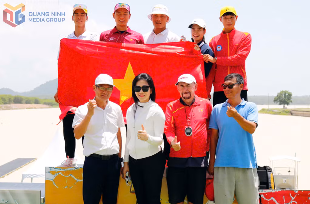 Dù mới bắt tay vào huấn luyện, nhưng HLV Nguyễn Đình Huy (đứng giữa, hàng sau) đã cùng các học trò thi đấu thành công tại Giải Vô địch rowing trẻ U19, U23 châu Á 2025.
