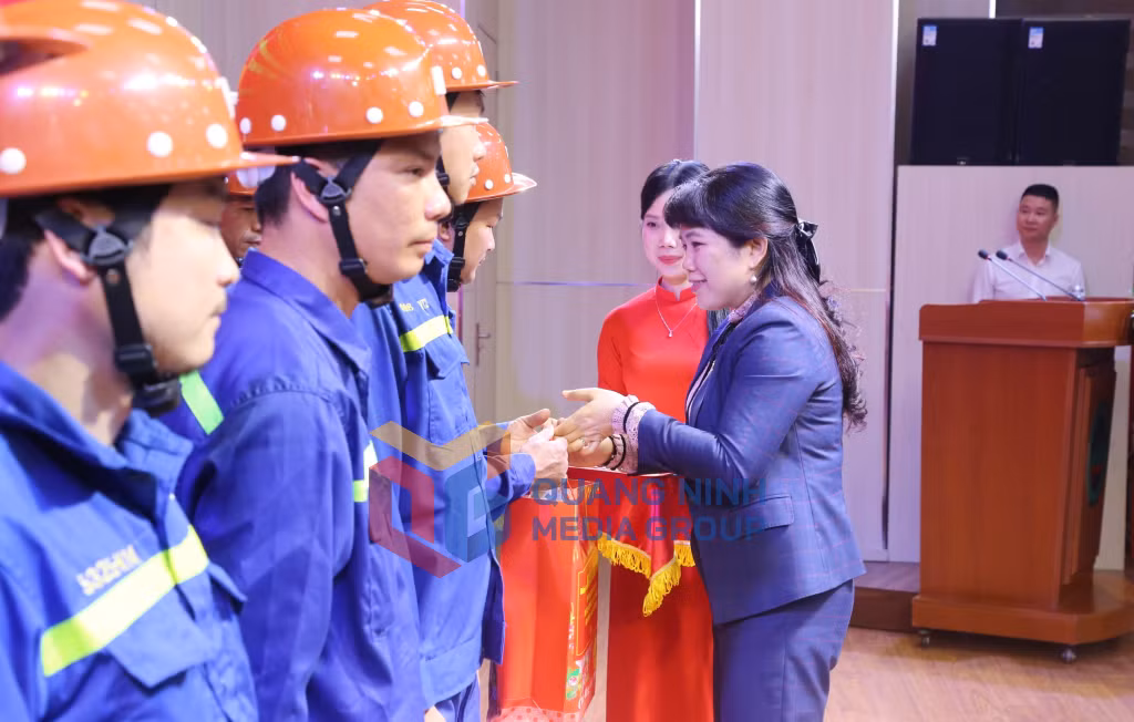 Đồng chí Nguyễn Thị Thu Hà, Phó Trưởng Đoàn ĐBQH tỉnh, tặng quà, chúc Tết người lao động Công ty Than Uông Bí (2-2026). Ảnh: Nguyễn Thanh