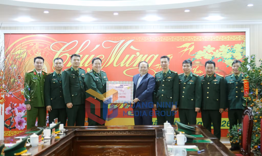 Đồng chí Bí thư Tỉnh ủy tặng quà, động viên cán bộ, chiến sĩ, các lực lượng chức năng trên địa bàn phường Móng Cái 1 (2-2026). Ảnh: Thu Chung