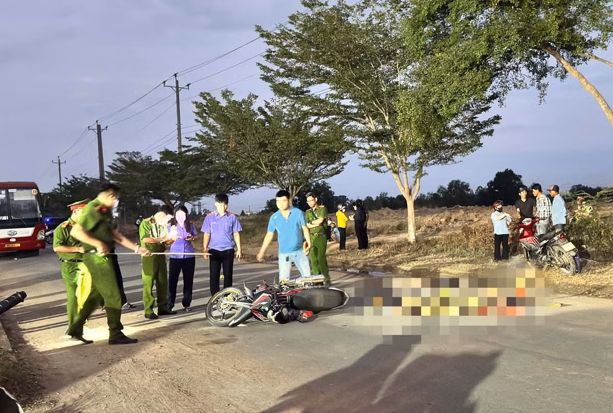 Cơ quan chức năng khám nghiệm hiện trường. Ảnh: Duy Tuấn