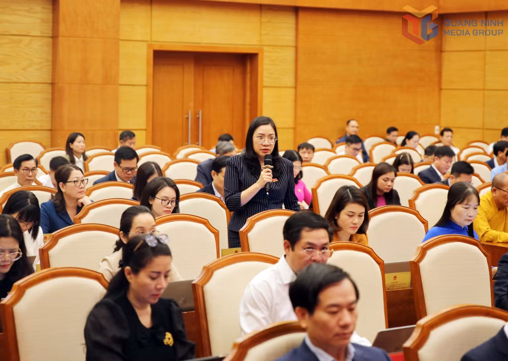Đại biểu HĐND tỉnh Bùi Thị Hải chất vấn thành viên UBND tỉnh tại kỳ họp 23 HĐND tỉnh khóa XIV.
