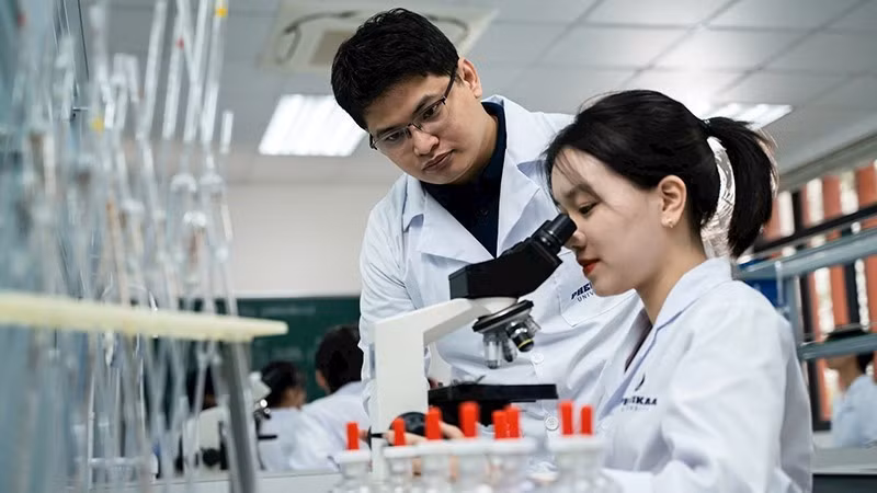 Hoạt động nghiên cứu khoa học với trang thiết bị hiện đại tại Trường đại học Phenikaa. (Ảnh: Kim Bách/Báo Nhân Dân)