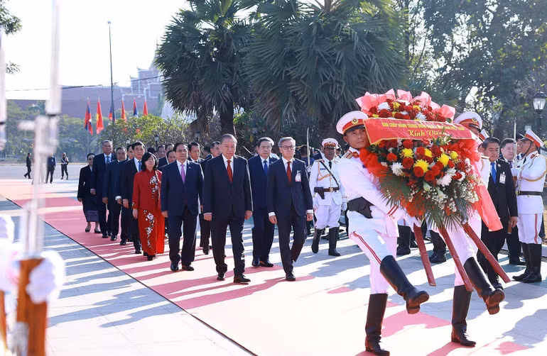 Tổng Bí thư Tô Lâm; Thủ tướng Phạm Minh Chính; Chủ tịch Quốc hội Trần Thanh Mẫn đến đặt vòng hoa tưởng niệm tại Đài tưởng niệm các chiến sĩ vô danh. (Ảnh: DƯƠNG GIANG/TTXVN)