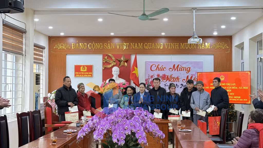 Đại biểu Quốc hội Đỗ Thị Lan tặng quà người dân có hoàn cảnh khó khăn xã vùng cao Lương Minh (2-2026). Ảnh: Thanh Hằng