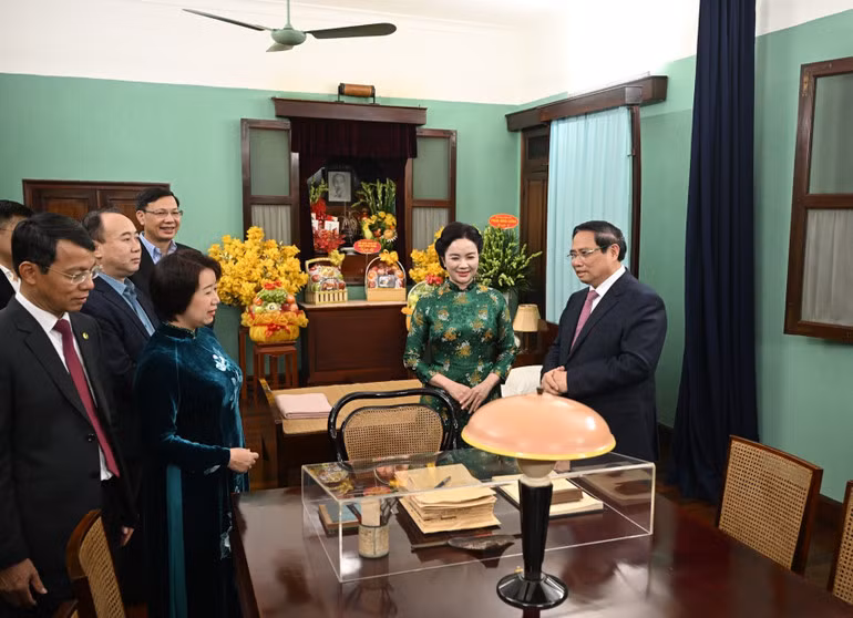 Thủ tướng Phạm Minh Chính ân cần nói chuyện với cán bộ, nhân viên quản lý Khu di tích Chủ tịch Hồ Chí Minh trong Phủ Chủ tịch. (Ảnh: Trần Hải)
