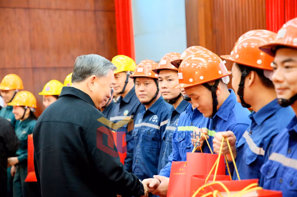 Tổng Bí thư Tô Lâm động viên, tặng quà cho công nhân ngành Than.