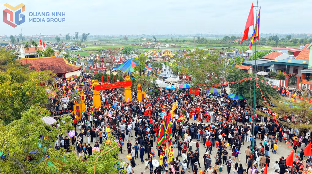 Đông đảo người dân và du khách thập phương về trảy hội.