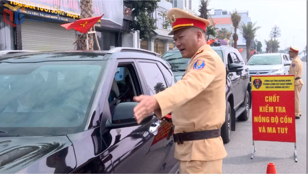 Phòng CSGT kiểm tra, xử lý lái xe vi phạm nồng độ cồn.