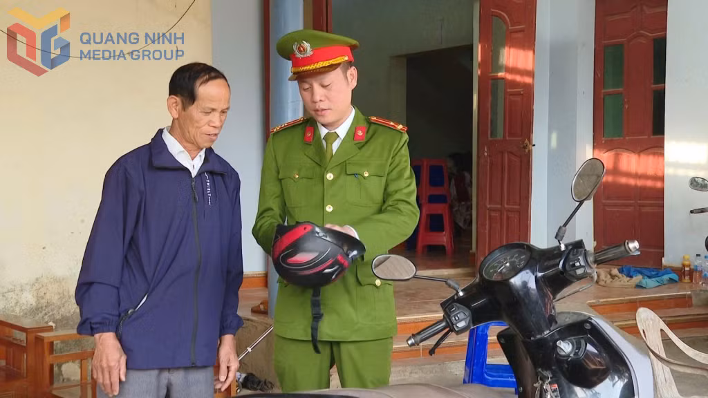 Công an xã Đông Ngũ tuyên truyền, nhắc nhở người dân tham gia giao thông an toàn trong dịp đón xuân mới Bính Ngọ 2026.