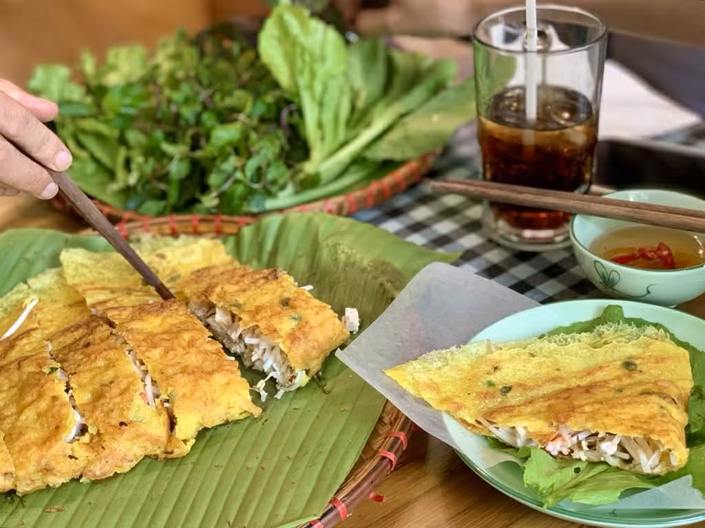Quán đặc sản miền Tây ở phố Hàng Điếu nằm trong 14 quán ăn tại Hoàn Kiếm bị xử phạt. Ảnh: Dương Đông