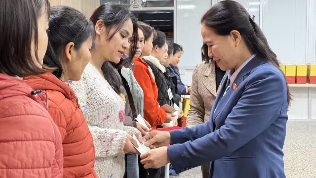 Đại biểu Quốc hội Đỗ Thị Lan tặng quà Tết cho công nhân Công ty TNHH Dệt may Weitai Hạ Long và Công ty TNHH Dệt may Weili Hạ Long (KCN Việt Hưng) (2-2026). Ảnh: Thanh Hằng