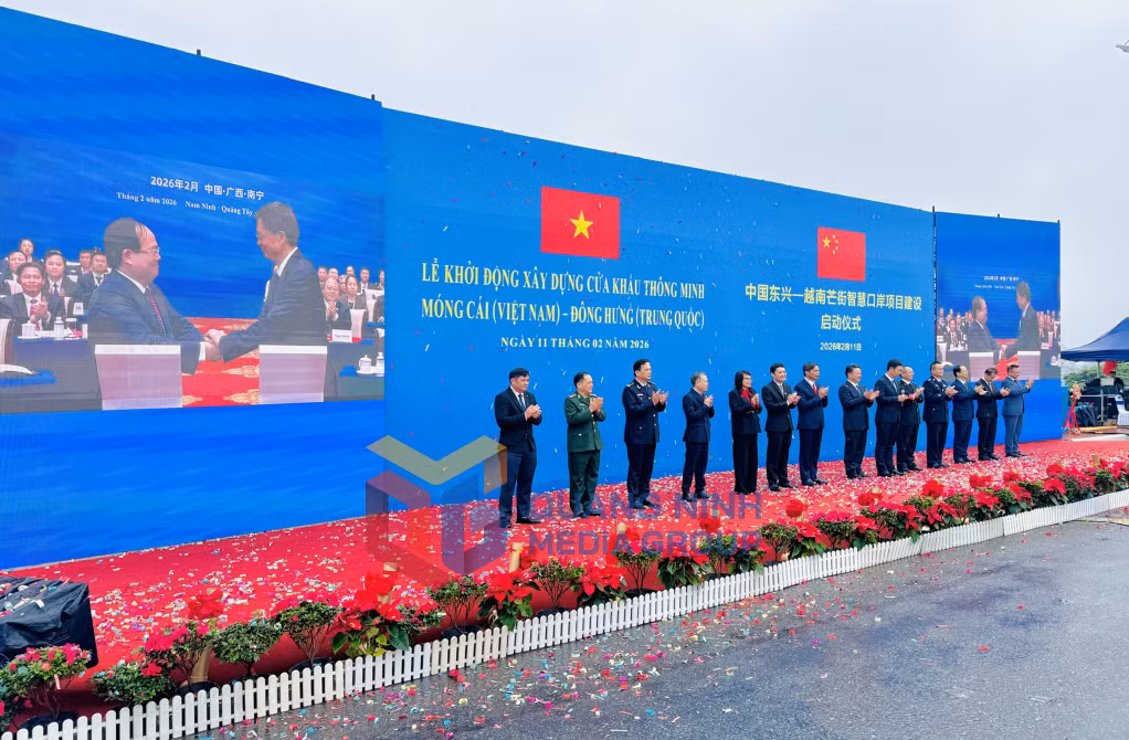 Các đại biểu thực hiện nghi thức khởi động tại vạch phân quản cầu Bắc Luân II (02-2026). Ảnh: Mạnh Trường
