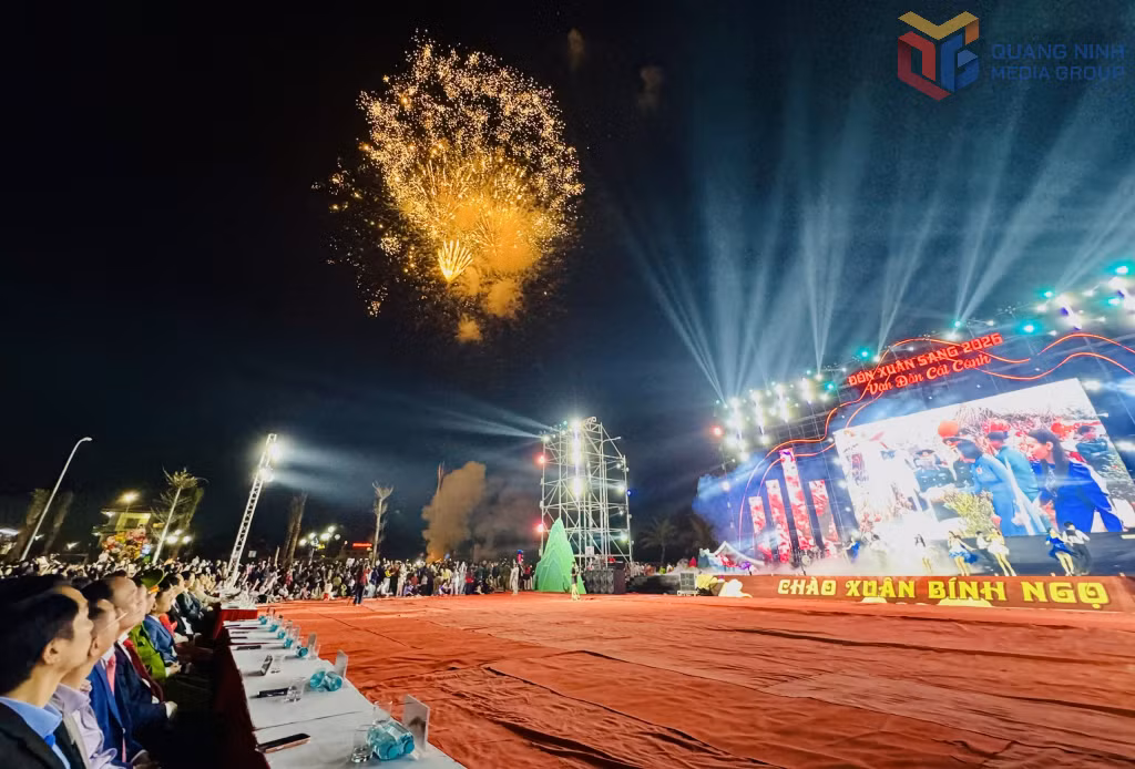 Chương trình nghệ thuật kết hợp pháo hoa hấp dẫn người dân và du khách. 