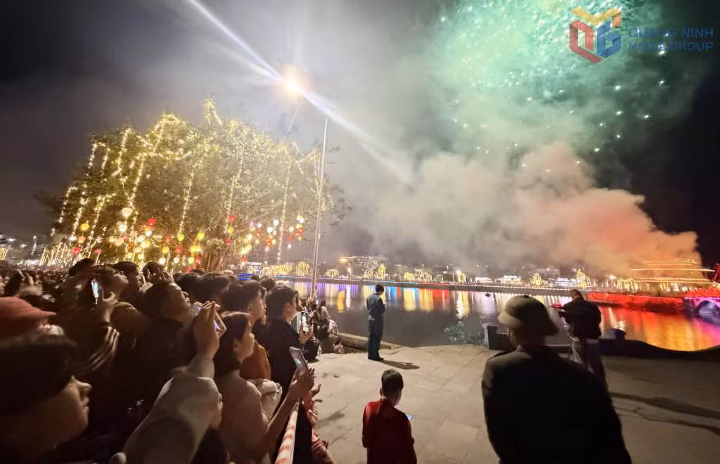 Đông đảo người dân phường Uông Bí theo dõi pháo hoa.