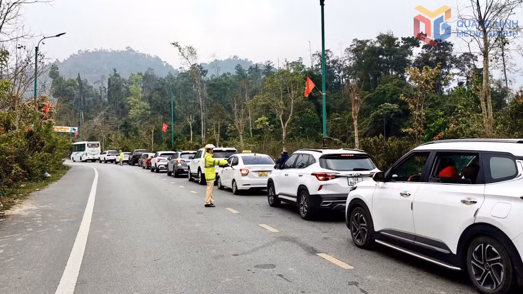Lực lượng CSGT phân luồng, hướng dẫn các phương tiện tham gia giao thông trên đường vào Yên Tử.