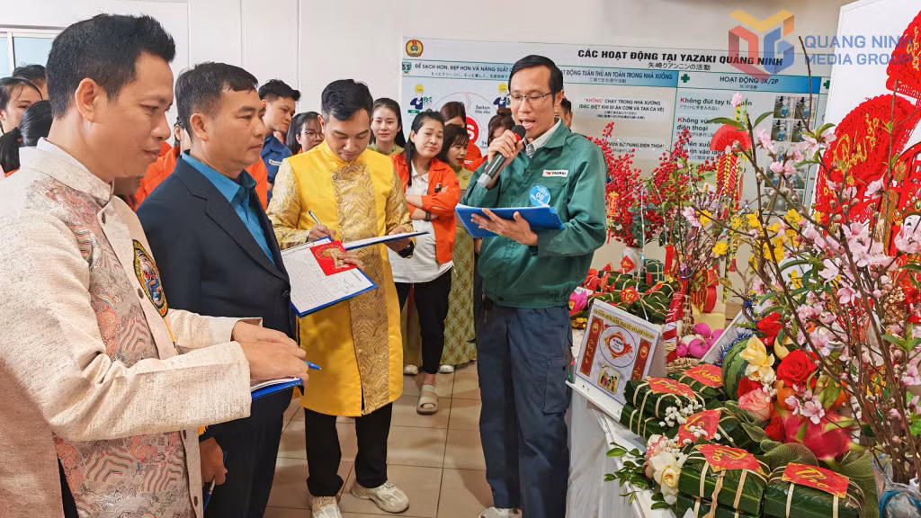 Ban giám khảo chấm điểm phần thi gói bánh và thuyết trình của các đội.