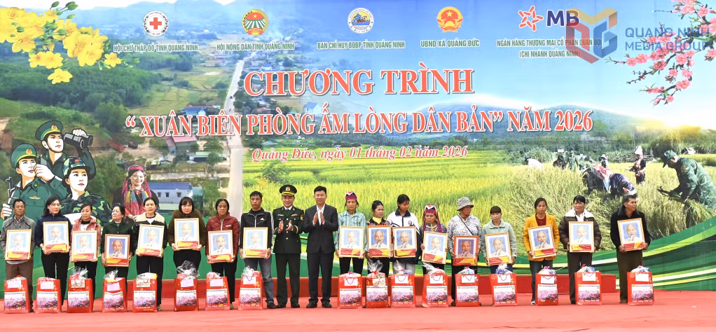 Lãnh đạo Ban Chỉ huy BĐBP tỉnh và xã Quảng Đức tặng quà các hộ dân.