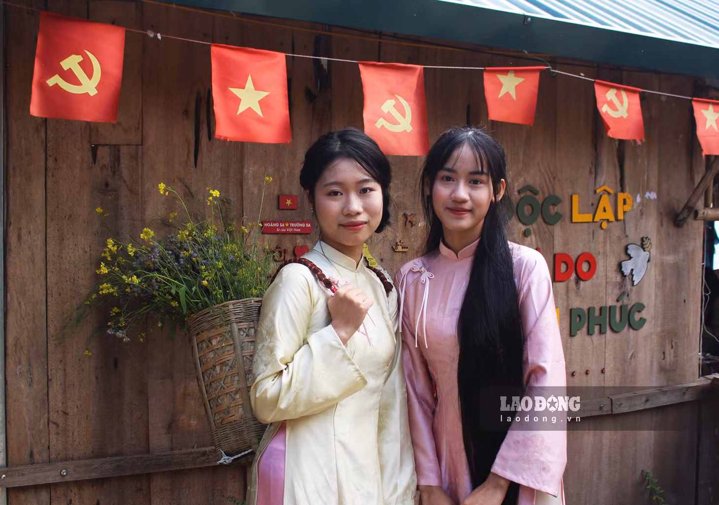 Bùi Thị Hương Liên (18 tuổi, xã Thượng Cốc), lần đầu tiên tới xóm Mừng mùa hoa mai anh đào. “Tôi ở cách đây hơn 40km, khi tới xóm Mừng rất ngỡ ngàng vì không nghĩ ở quê mình có nơi rực rỡ hoa mai anh đào nhiều và đẹp như vậy. Quá thích nên tôi và bạn tranh thủ mặc áo dài để chụp bộ ảnh Tết ở nơi này”, Hương Liên (phải) chia sẻ.