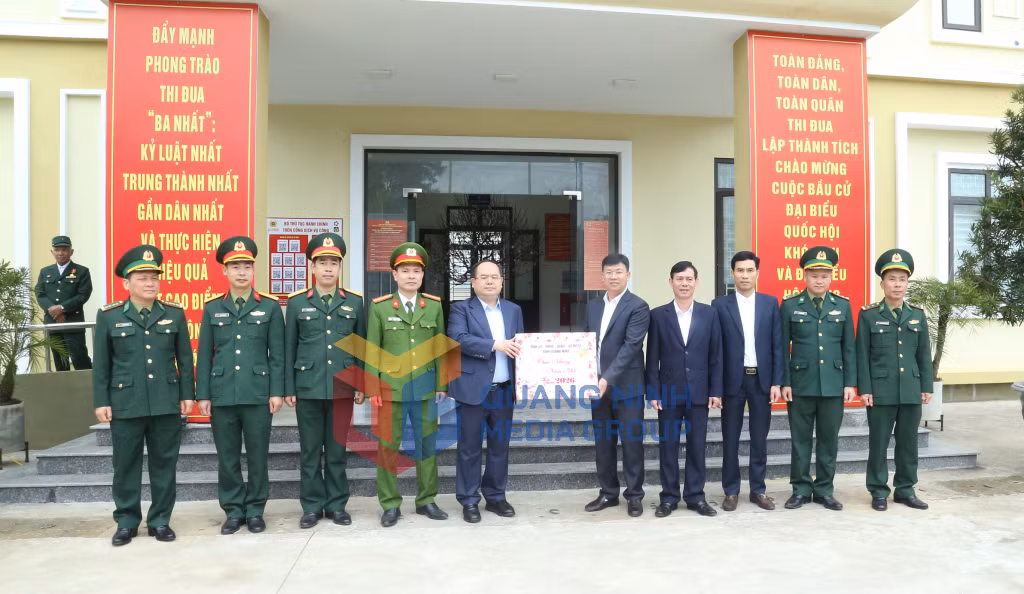 Đồng chí Bí thư Tỉnh ủy tặng quà cho Đảng bộ, chính quyền, cán bộ, chiến sĩ, lực lượng chức năng xã Quảng Đức (2-2026). Ảnh: Thu Chung
