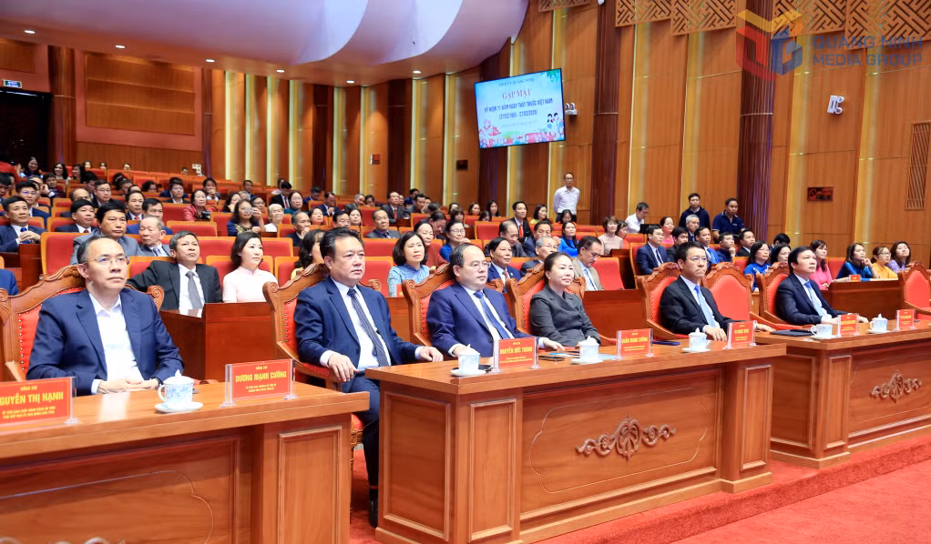 Các đồng chí lãnh đạo tỉnh và các đại biểu dự hội nghị.
