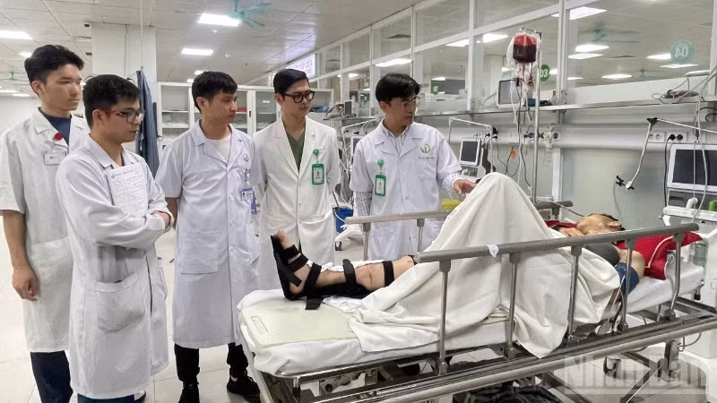 Tiến sĩ, bác sĩ Cao Mạnh Thấu, Phó Trưởng khoa Phẫu thuật và Ung bướu, Bệnh viện Hữu nghị Việt Đức (phải) cùng tour trực hội chẩn trường hợp bệnh nhân chấn thương do tai nạn giao thông.