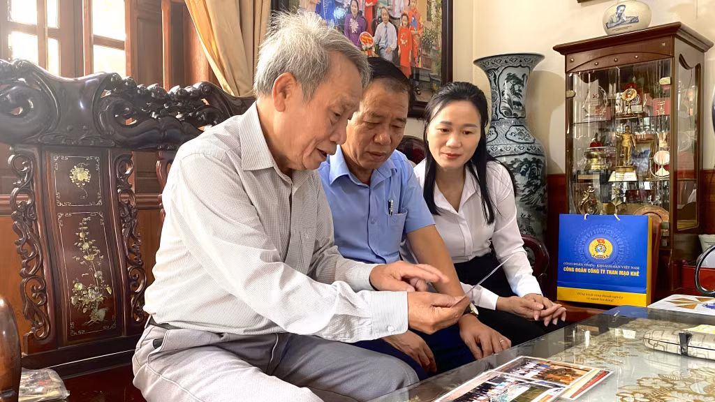 Anh hùng lao động Nguyễn Văn Tía (ngoài, trái) nhớ lại vụ bục nước mỏ Mạo Khê năm 2000.