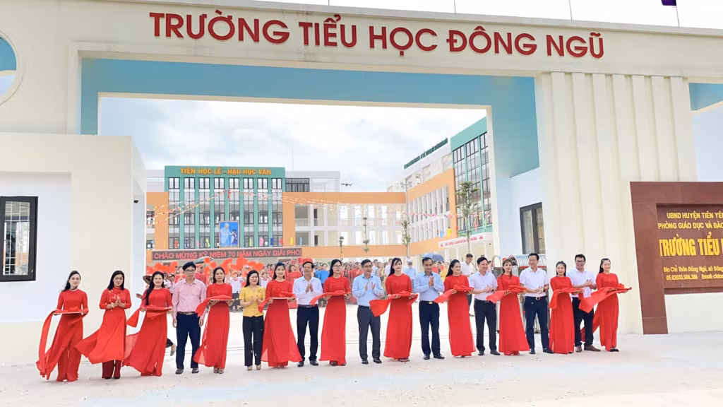 Các đồng chí lãnh đạo huyện Tiên Yên cắt băng khánh thành Trường Tiểu học Đông Ngũ (Tiên Yên).