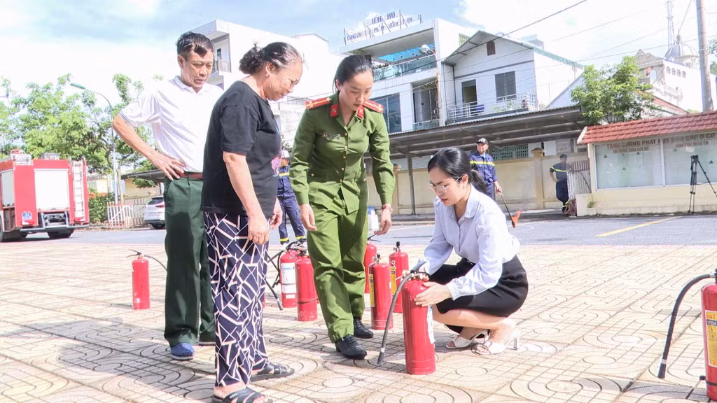 Người dân phường Đông Triều (TX Đông Triều) tham gia tập huấn các nội dung về PCCC. Ảnh: Trung tâm TT-VH Đông Triều