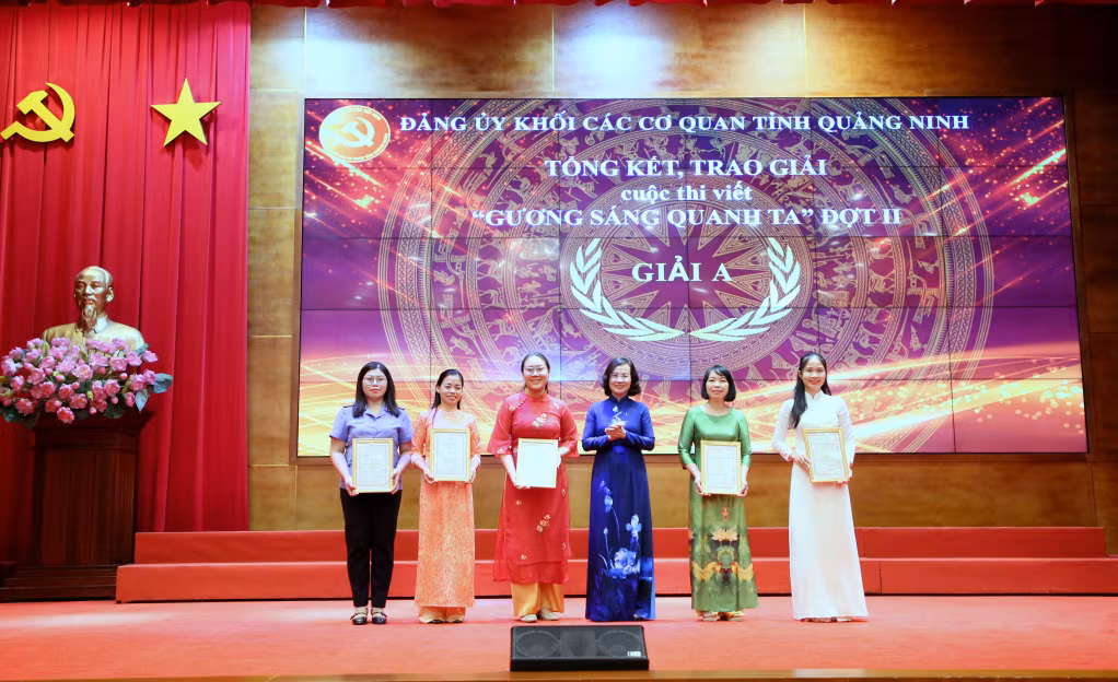 Đồng chí Bùi Thúy Phượng, Ủy viên Ban Thường vụ, Trưởng Ban Tổ chức Tỉnh ủy trao giải A cho các tác giả có tác phẩm xuất sắc tham gia cuộc thi “Gương sáng quanh ta” đợt 2 năm 2024.
