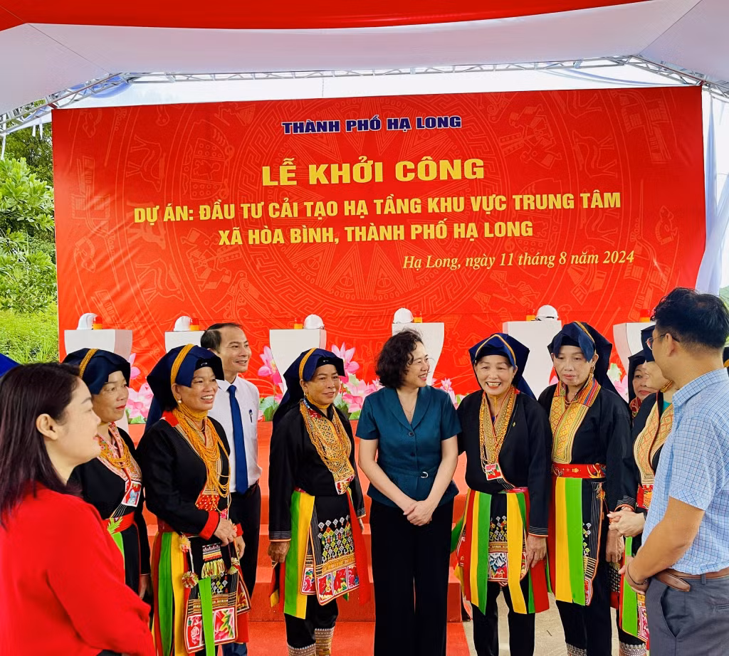 Các đồng chí lãnh đạo TP Hạ Long chung niềm vui với người dân trong ngày khởi công dự án Đầu tư cải tạo hạ tầng khu vực trung tâm xã Hòa Bình.