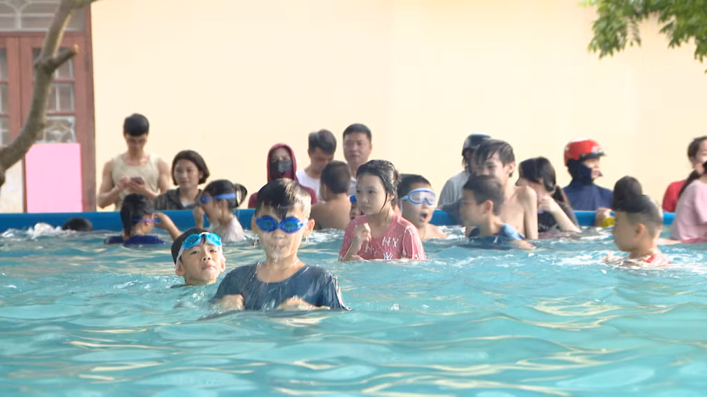 Ngay sau Lễ phát động, các em nhỏ hào hứng tham gia học bơi miễn phí.