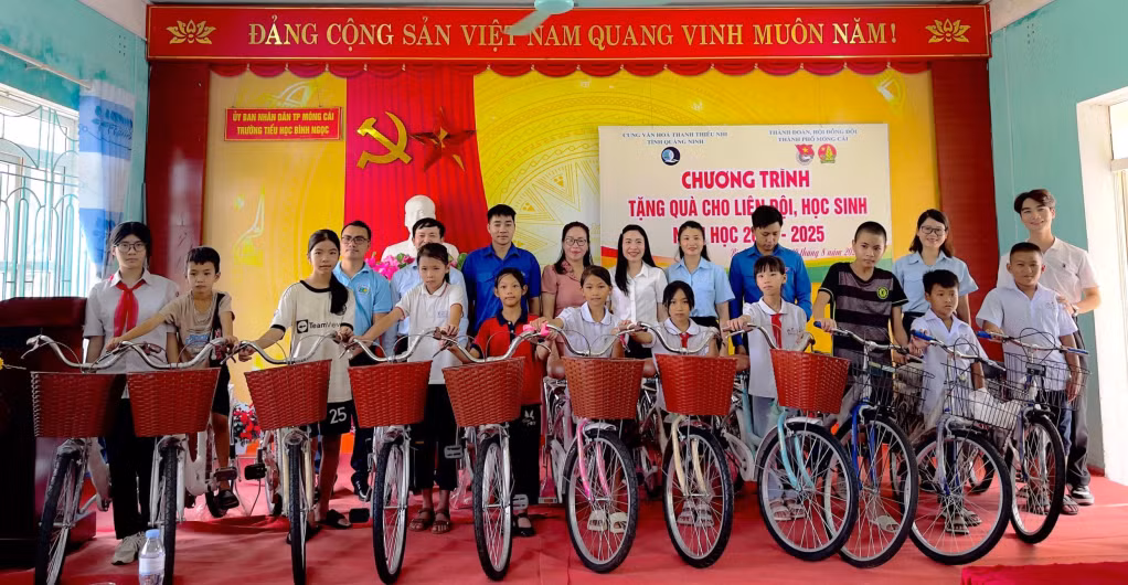 Đoàn trao tặng 11 xe đạp cho các em học sinh có hoàn cảnh khó khăn tại một số trường học trên địa bàn TP Móng Cái.