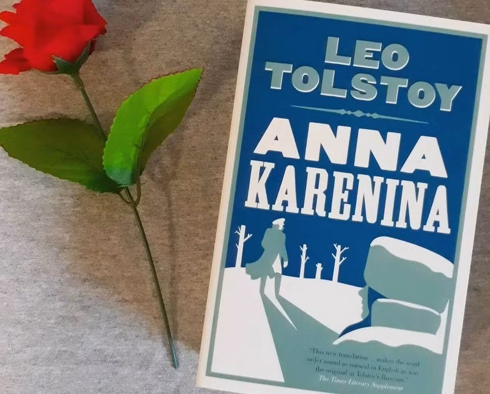 Anna Karenina - Leo Tolstoy: Cuốn tiểu thuyết sử thi Anna Karenina của Leo Tolstoy kể câu chuyện về Anna Karenina, bị mắc kẹt trong một cuộc hôn nhân không tình yêu và mối tình say đắm của cô với Bá tước Vronsky. Định kiến của xã hội Nga thế kỷ 19 và sự soi mói của dư luận đã chặn đứng khát khao tự do, sống thật với cảm xúc cá nhân của Anna. Lev Tolstoy đã dùng cái chết để giải thoát cho nhân vật của mình. Nhưng chính điều đó lại buộc những người còn sống, cũng như những độc giả của thế hệ hôm nay phải day dứt mãi về Anna Karenina. Ảnh: Theliteraryedit.