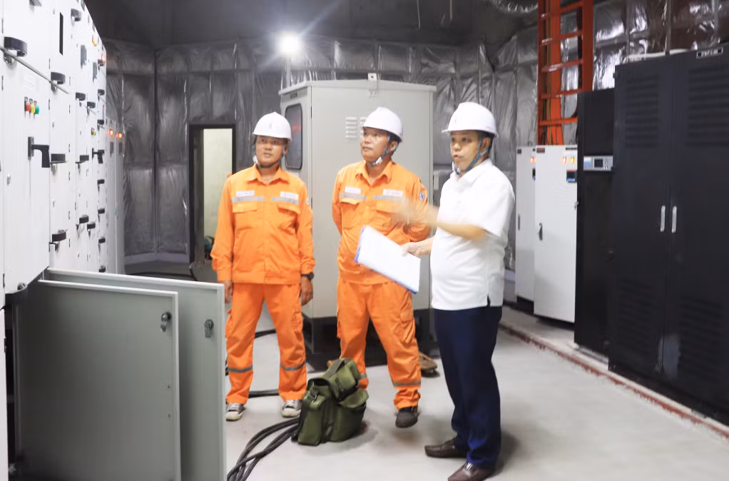 Cán bộ Điện lực TP Hạ Long thường xuyên rà soát tủ nguồn cấp điện.