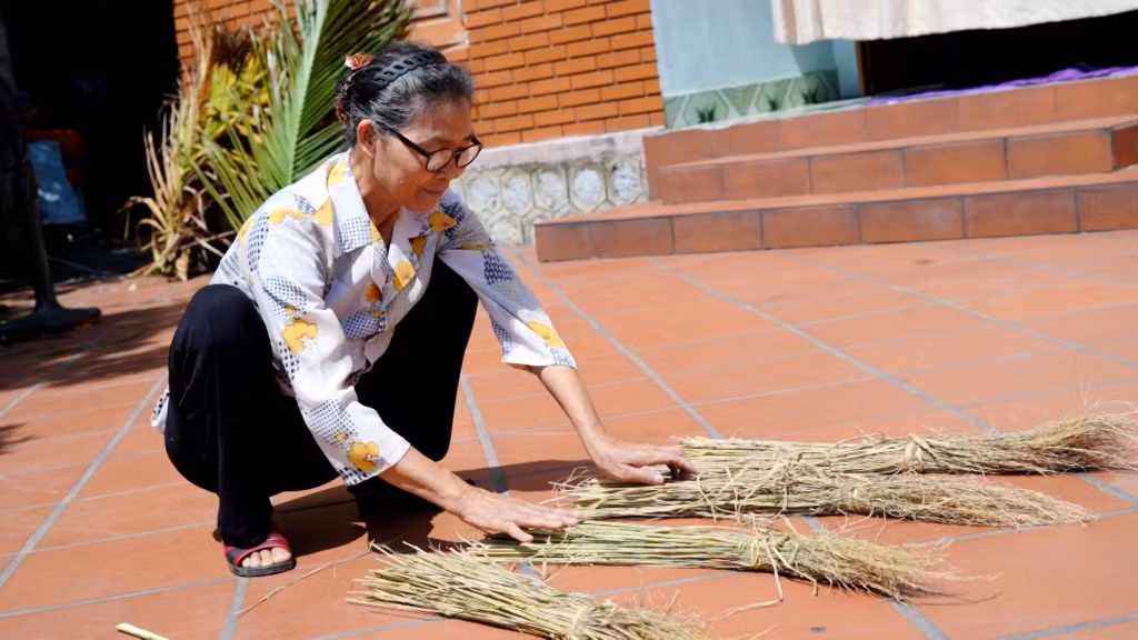 Rơm được đem phơi khô 3-4 nắng trước khi làm chổi.