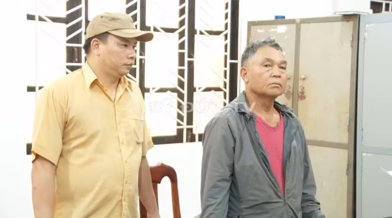 Đối tượng Y Pŏ Mlô (áo đen, bên phải) bị bắt giữ tại Cơ quan điều tra.