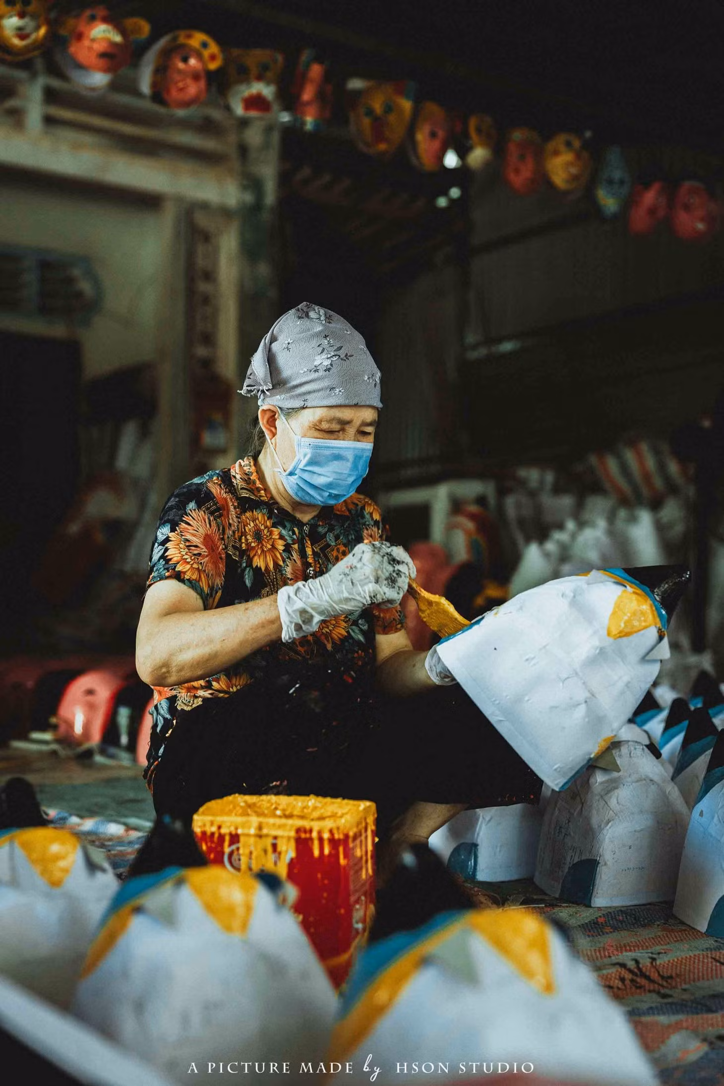 Trong đó, công đoạn khó nhất là vẽ đầu lân, đầu sư tử… để thành phẩm có thần thái, có được cái “hồn”, đặc biệt là chi tiết râu, mắt… Ảnh: Nguyễn Hồng Sơn