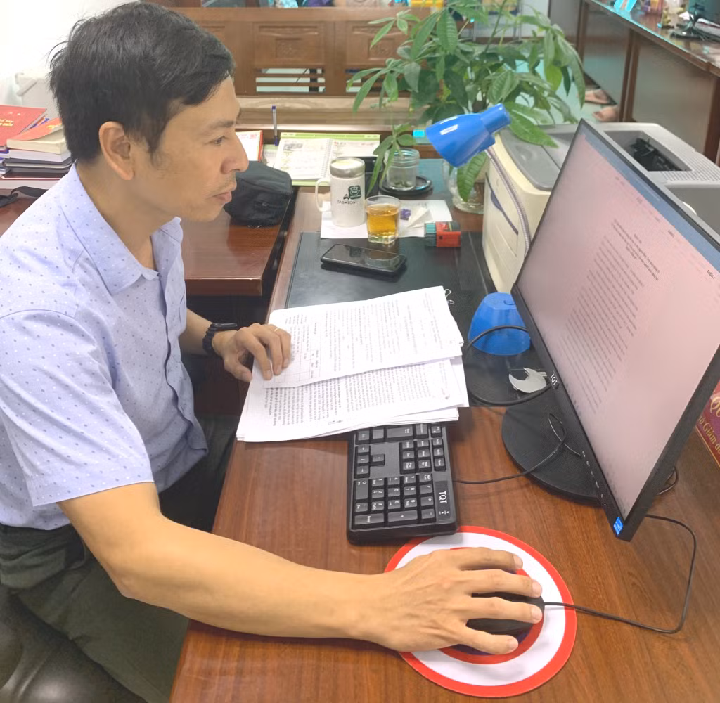 Trợ giúp viên pháp lý (Trung tâm Trợ giúp pháp lý nhà nước tỉnh) nghiên cứu hồ sơ vụ việc trợ giúp pháp lý cho đối tượng người chưa thành niên trong vụ án hình sự. Ảnh: Thanh Hoa