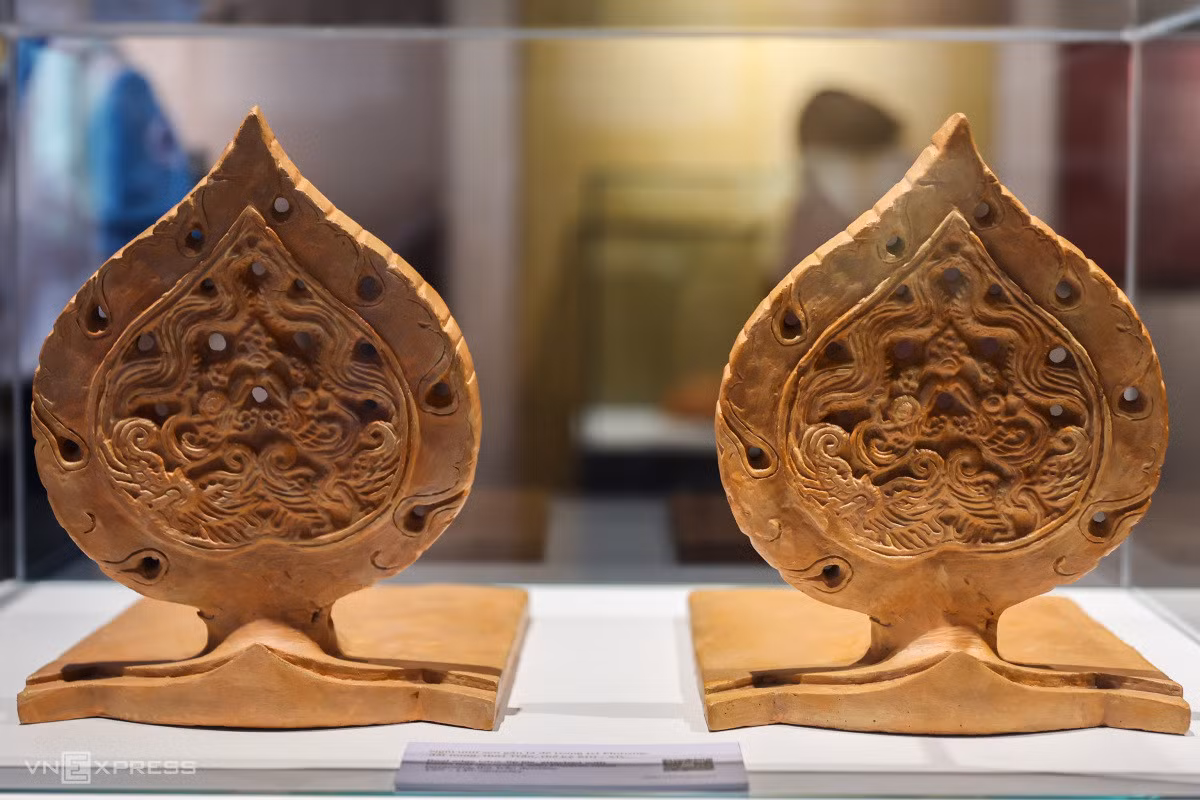 Ngói mũi sen gắn lá đề trang trí phượng bằng đất nung thời Trần (1225-1400).