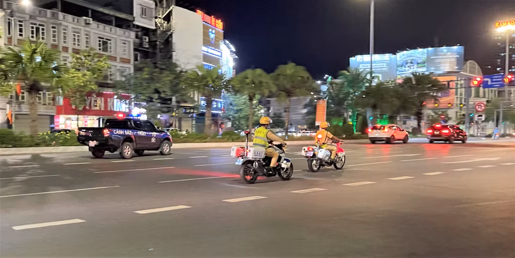Thực hiện cao điểm tổng kiểm tra, kiểm soát xử lý vi phạm TTATGT trên địa bàn, Công an Thành phố Hạ Long và các đơn vị nghiệp vụ Công an tỉnh sẽ tiếp tục triển khai nhiều tổ công tác hóa trang kết hợp công khai xử lý nghiêm các vi phạm.
