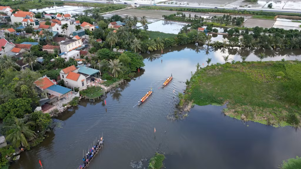 Không gian sông Cửa Đình nơi diễn ra hoạt động bơi chải truyền thống trong Lễ hội Xuống đồng.