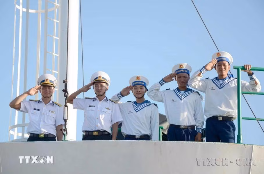 Hải quân nhân dân Việt Nam là lực lượng nòng cốt bảo vệ vững chắc chủ quyền biển, đảo, thềm lục địa thiêng liêng của Tổ quốc, giữ vững môi trường hòa bình ổn định của đất nước và khu vực, luôn xứng đáng với niềm tin yêu của Đảng và Nhân dân. (Ảnh: Văn Dũng/TTXVN)