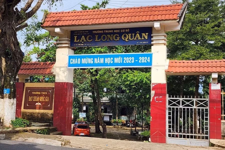 Trường THCS Lạc Long Quân - nơi xảy ra vụ việc hi hữu. Ảnh: TT
