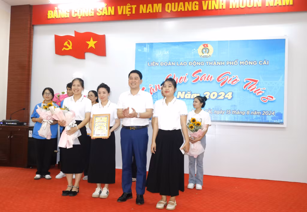 Chủ tịch LĐLĐ TP Móng Cái Dương Trí Tuệ trao giải Nhất cho đội chơi đến từ Công đoàn Công ty TNHH Liên doanh Vĩnh Thuận.