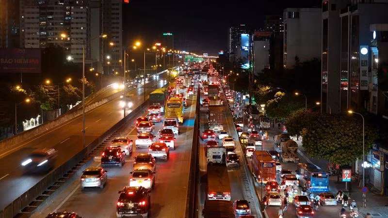 Vành đai 3 trên cao ùn tắc ngay trong đêm 30/8.