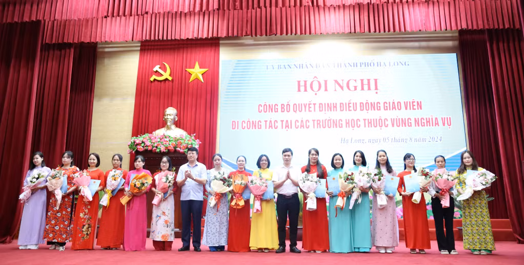 Các đồng chí lãnh đạo TP Hạ Long trao quyết định điều động giáo viên đi công tác tại các trường học thuộc vùng nghĩa vụ. Ảnh: Hồng Hạnh (Trung tâm TT-VH Hạ Long)